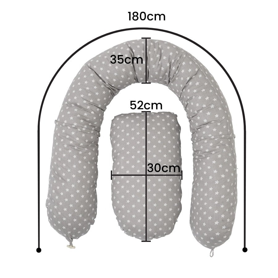 Das Bild zeigt die Maße eines Stillkissens für Umstandsmode. Das Kissen hat eine Länge von 180 cm und eine Breite von 35 cm. Der kleinere Teil des Kissens misst 52 cm in der Länge und 30 cm in der Breite. Der Bezug des Kissens ist grau mit einem weißen Sternenprint und bietet sowohl Komfort als auch Unterstützung für werdende Mütter während der Schwangerschaft und beim Stillen.