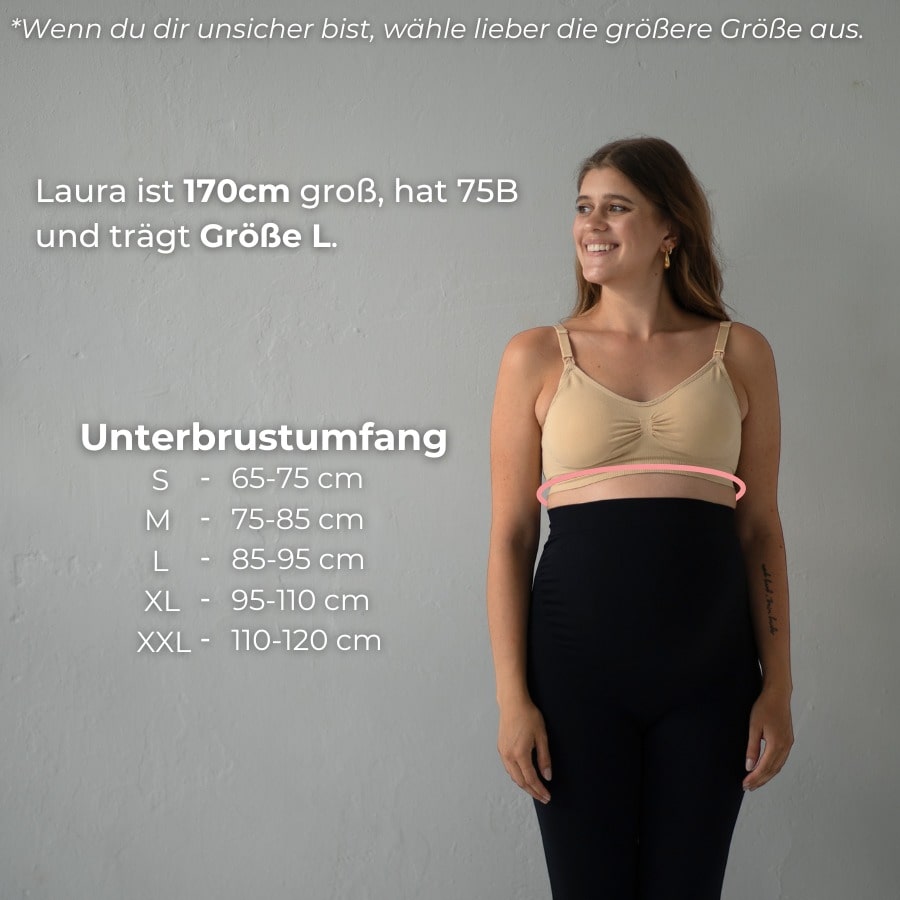 Das Bild zeigt eine werdende Mutter, die einen beige Umstandsmode-Still-BH trägt. Es wird erklärt, dass die Frau, Laura, 170 cm groß ist, eine Körbchengröße von 75B hat und Größe L trägt. Unterhalb von ihr sind die Größen für den Umstandsmode-Still-BH nach Unterbrustumfang aufgeführt: S (65-75 cm), M (75-85 cm), L (85-95 cm), XL (95-110 cm) und XXL (110-120 cm). Der Text „Wenn du dir unsicher bist, wähle lieber die größere Größe aus“ gibt einen praktischen Hinweis zur Auswahl der richtigen Größe. Der Hinter